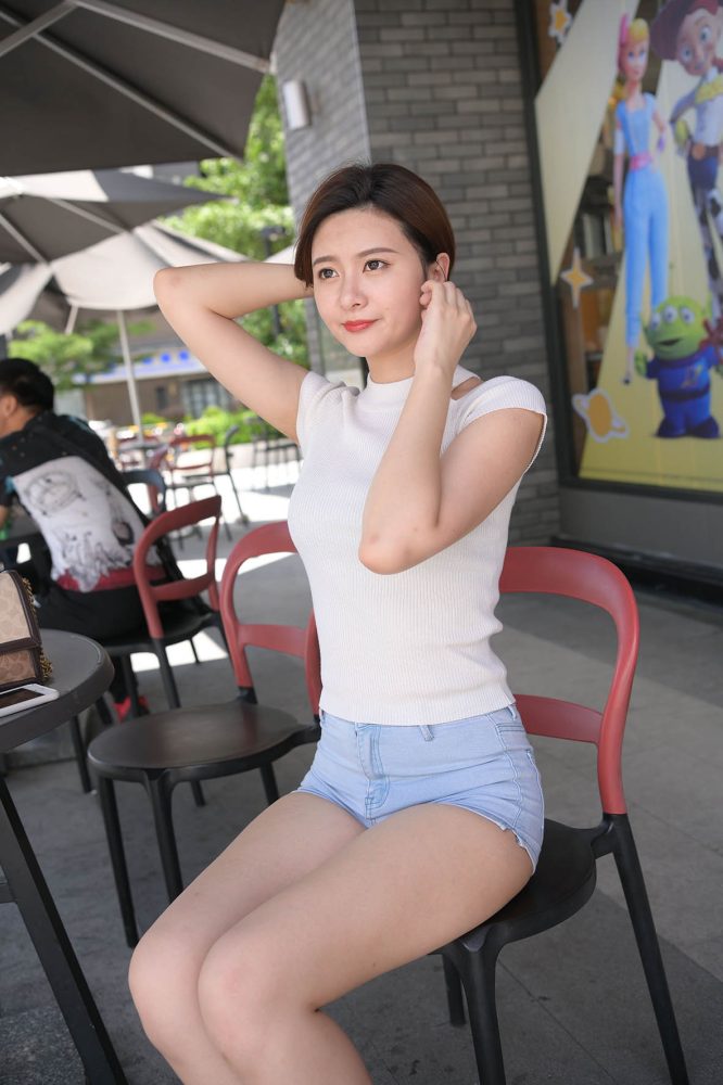 短发牛仔的漂亮女生【2.4G】-雅酷图