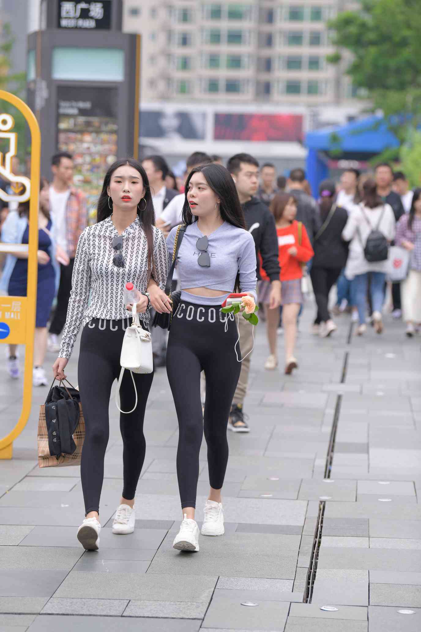 【免费】逛街的两个瑜伽裤姑娘【40P】04030插图