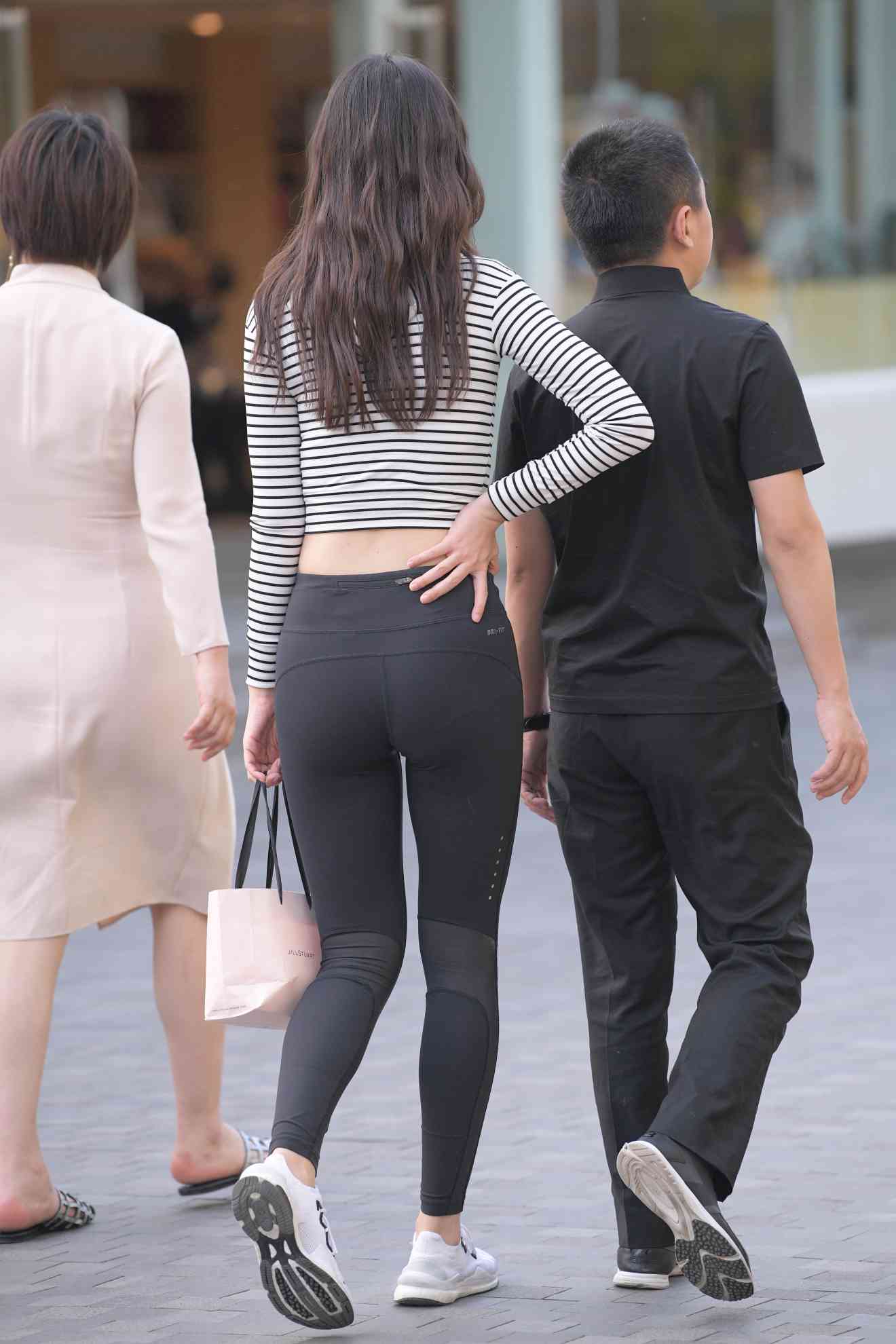 【免费】逛街的瑜伽裤女人【23P】04033插图2