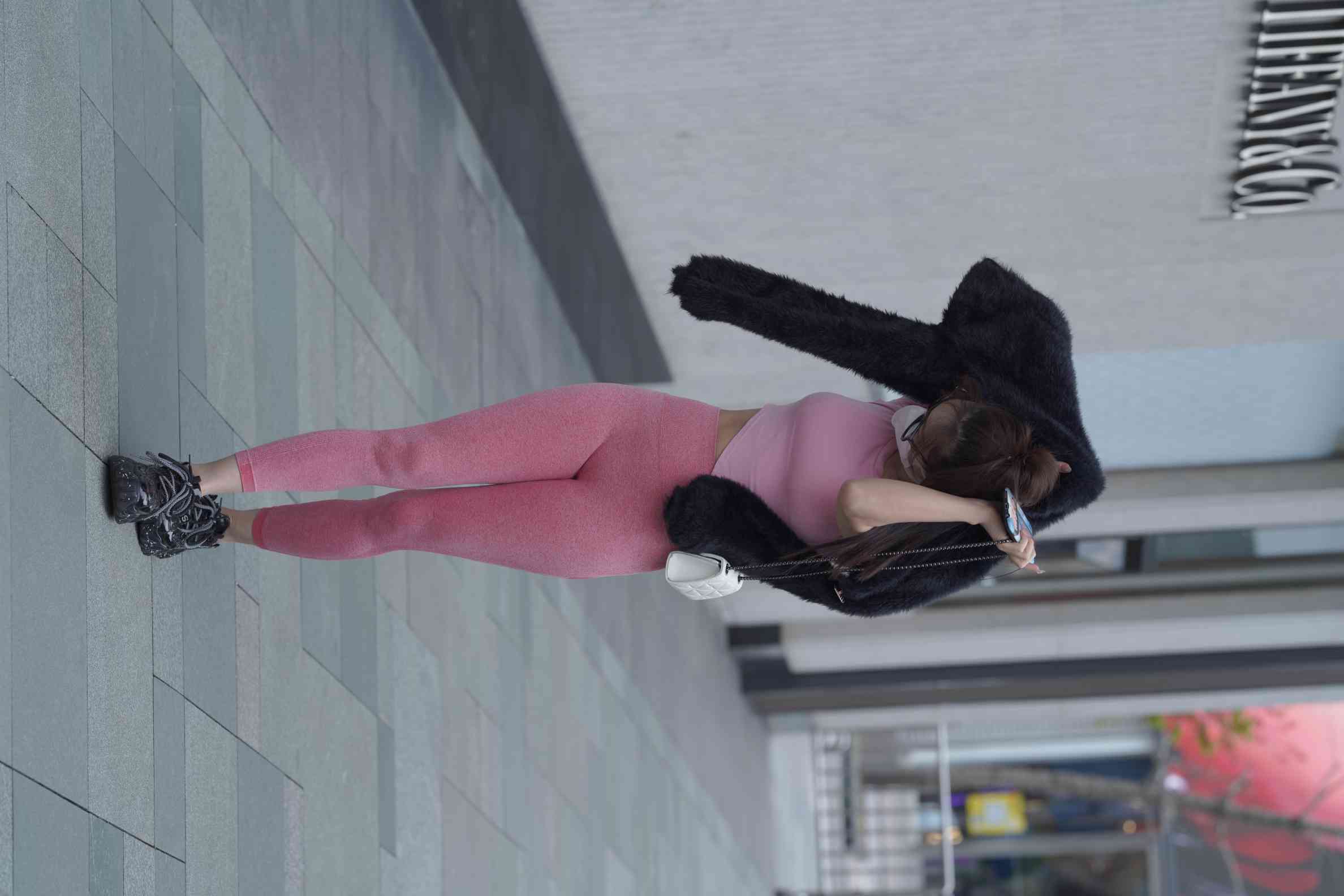 粉红色瑜伽裤的眼镜妹妹【93P】04019插图1