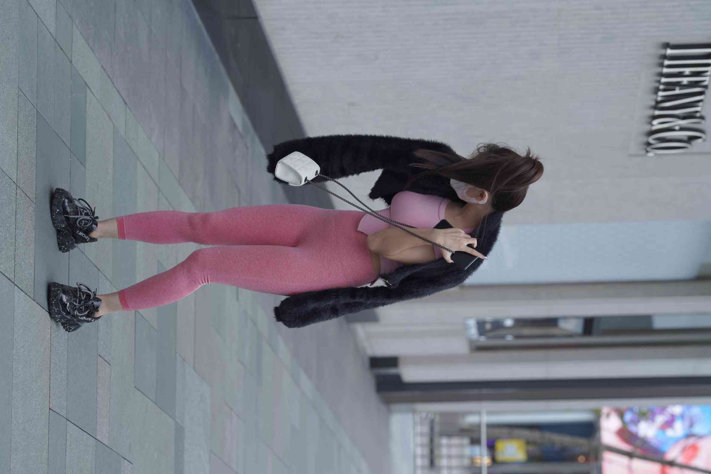 粉红色瑜伽裤的眼镜妹妹【93P】04019插图2