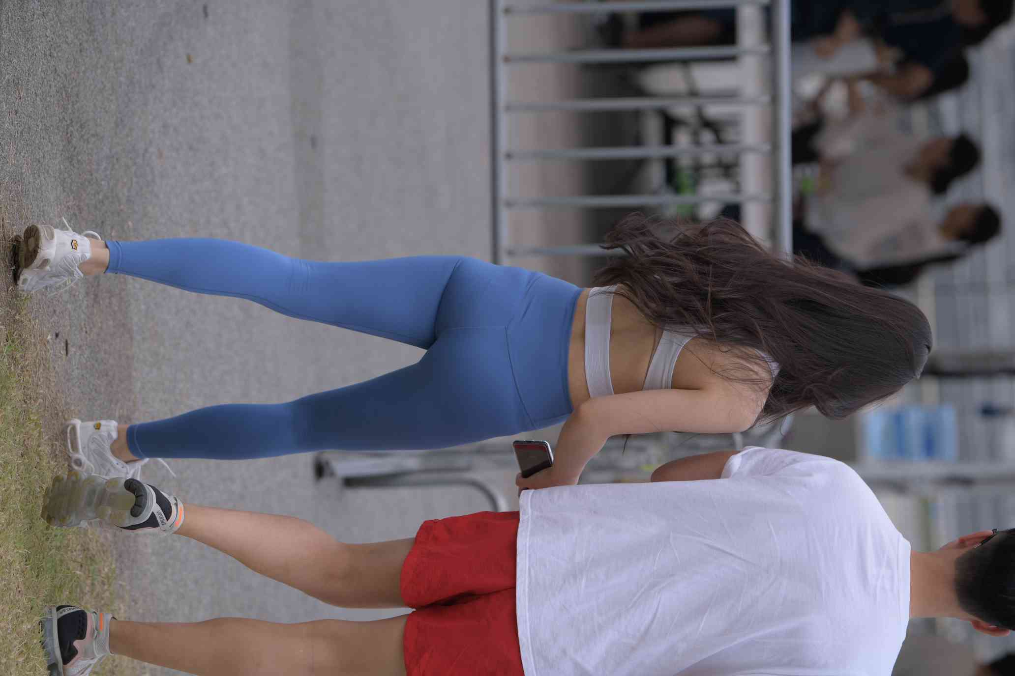 陪男朋友逛街的瑜伽裤女孩【74P】04034插图2