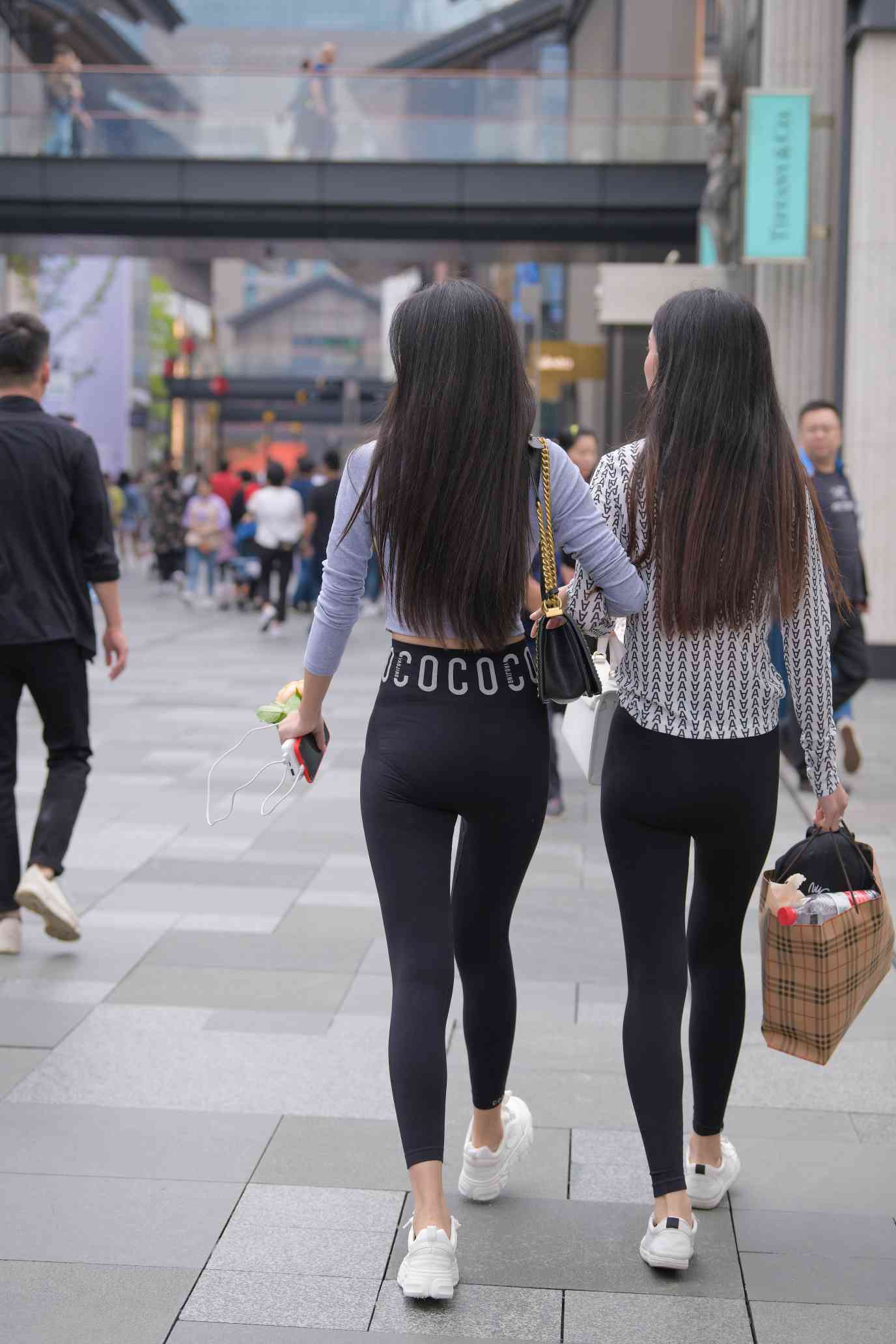 【免费】逛街的两个瑜伽裤姑娘【40P】04030插图2