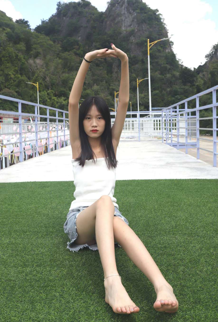 坐在草地上的长发女孩【172P】20012插图