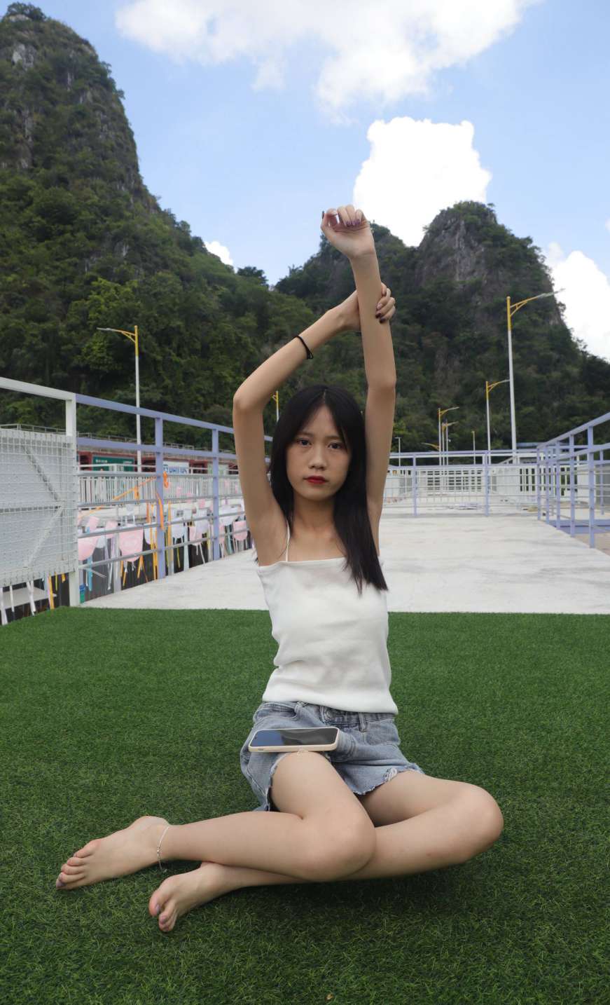 坐在草地上的长发女孩【172P】20012插图2