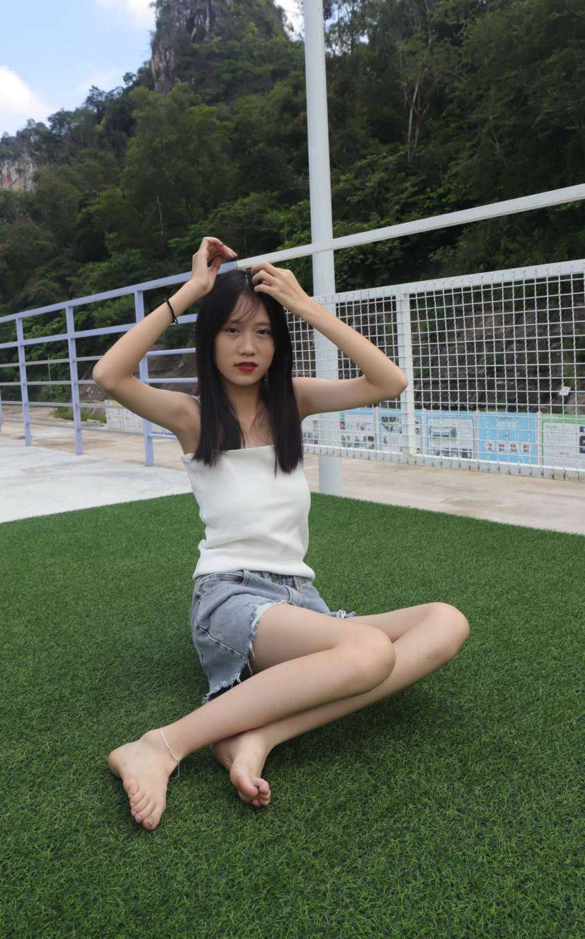 坐在草地上的长发女孩【172P】20012插图3