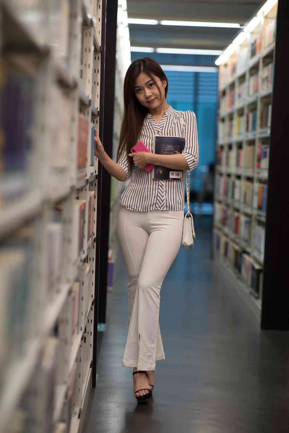 逛书店的白色紧身裤女孩【450P】04040插图4