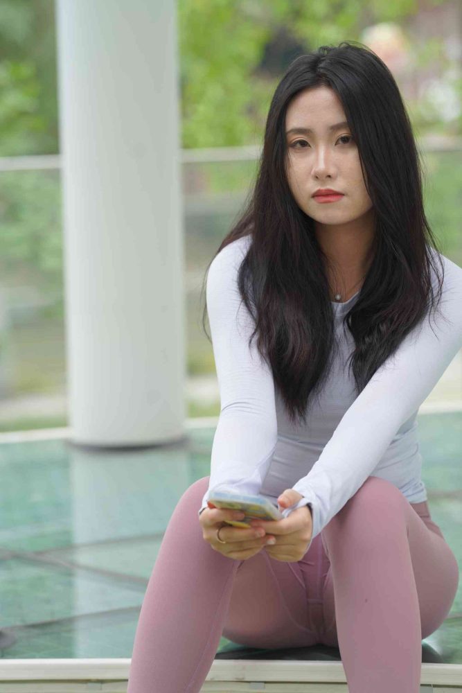 坐在草地玩手机的瑜伽姑娘【733P】04012插图1