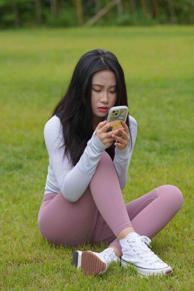 坐在草地玩手机的瑜伽姑娘【733P】04012插图