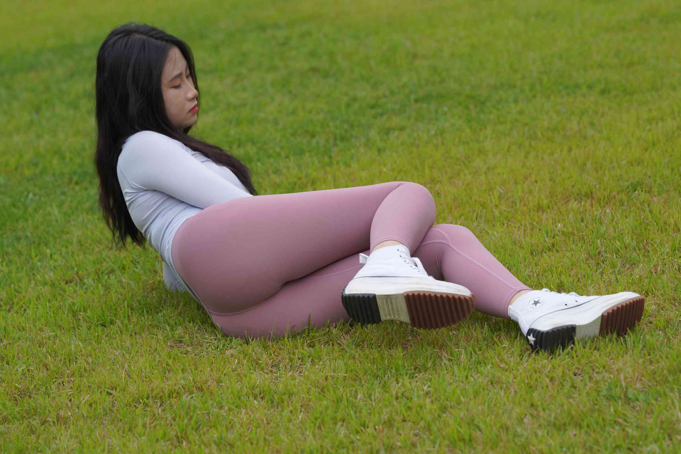 坐在草地玩手机的瑜伽姑娘【733P】04012插图3