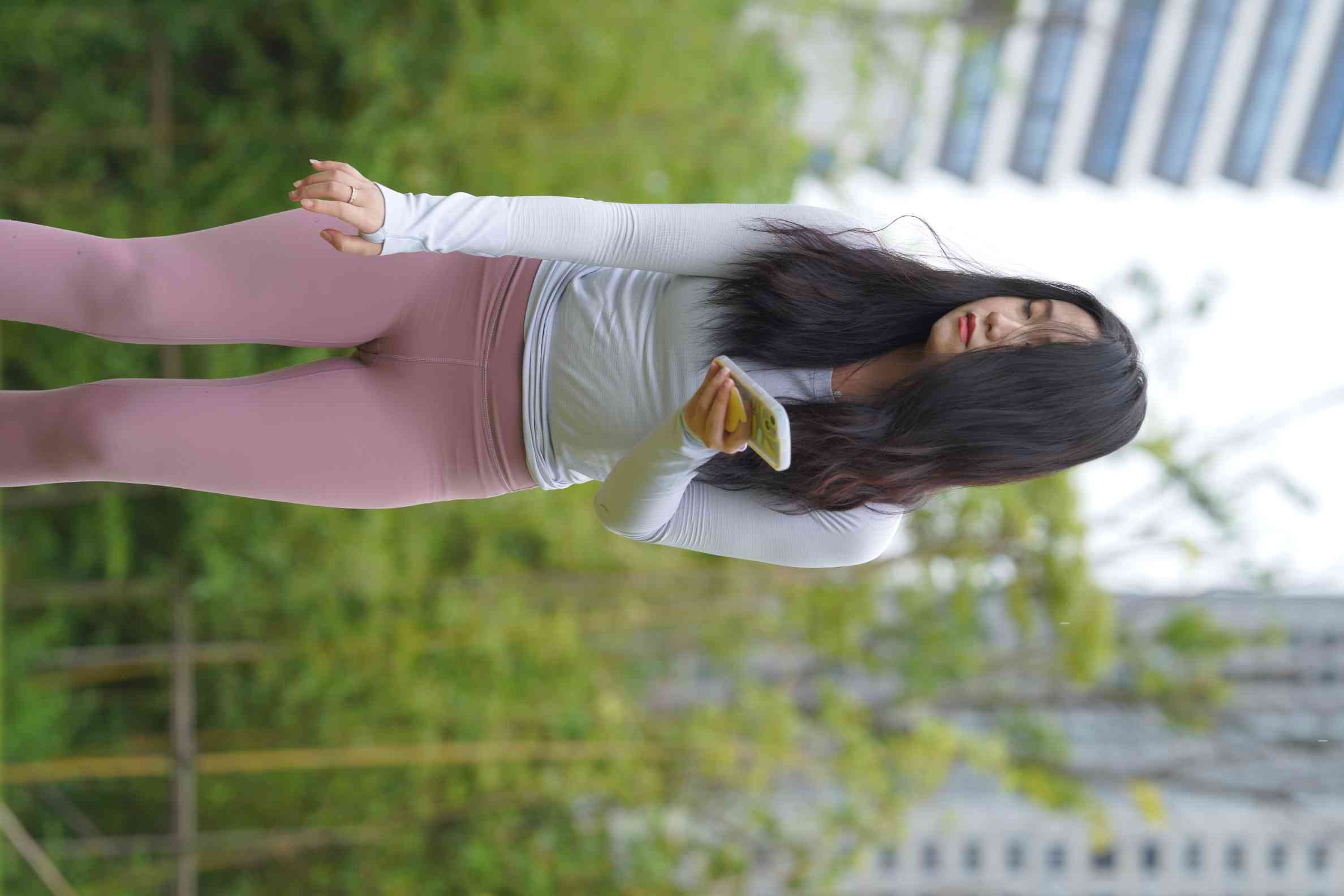 坐在草地玩手机的瑜伽姑娘【733P】04012插图4