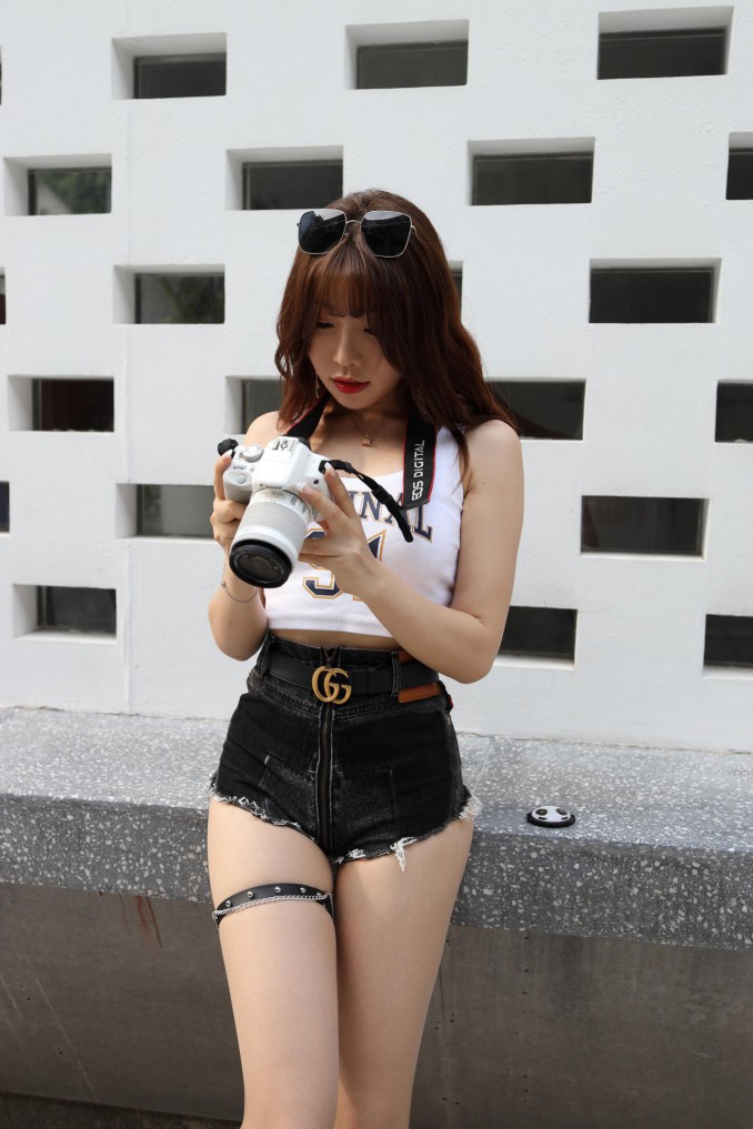 在户外玩单反相机的牛仔热裤女孩【450MB】00032插图3