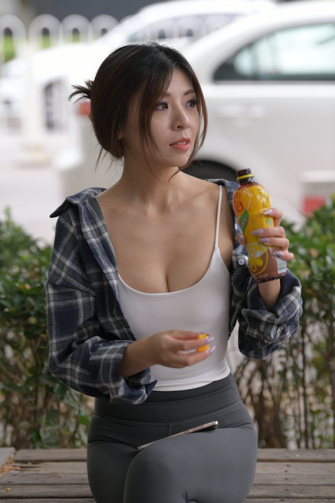 喝饮料的瑜伽裤女孩J2242 383P1V-17.5GB-雅酷图