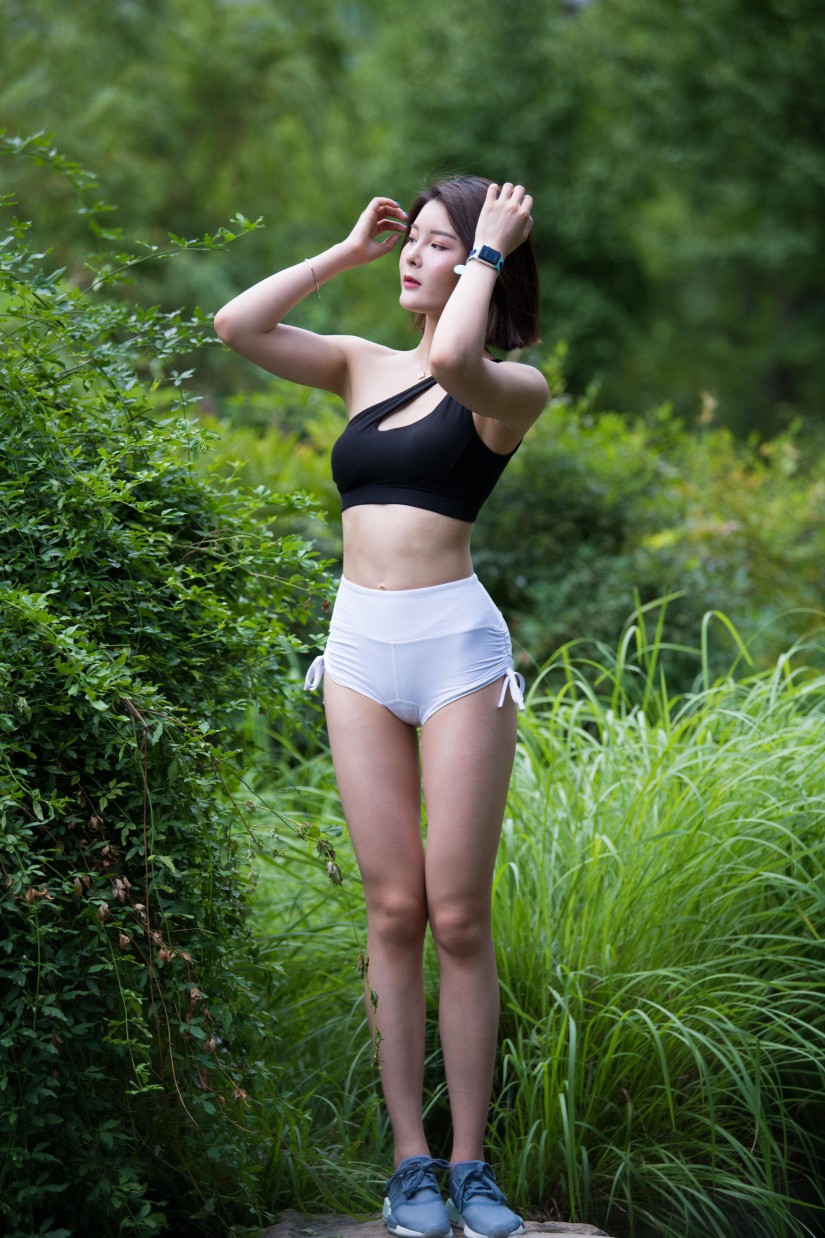 在户外玩耍的白色短裤漂亮姑娘【239P】00061插图4