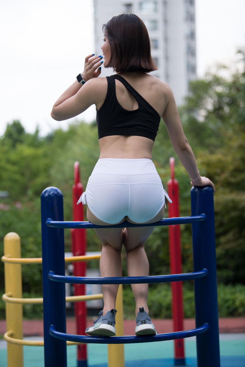 在户外玩耍的白色短裤漂亮姑娘【239P】00061插图5