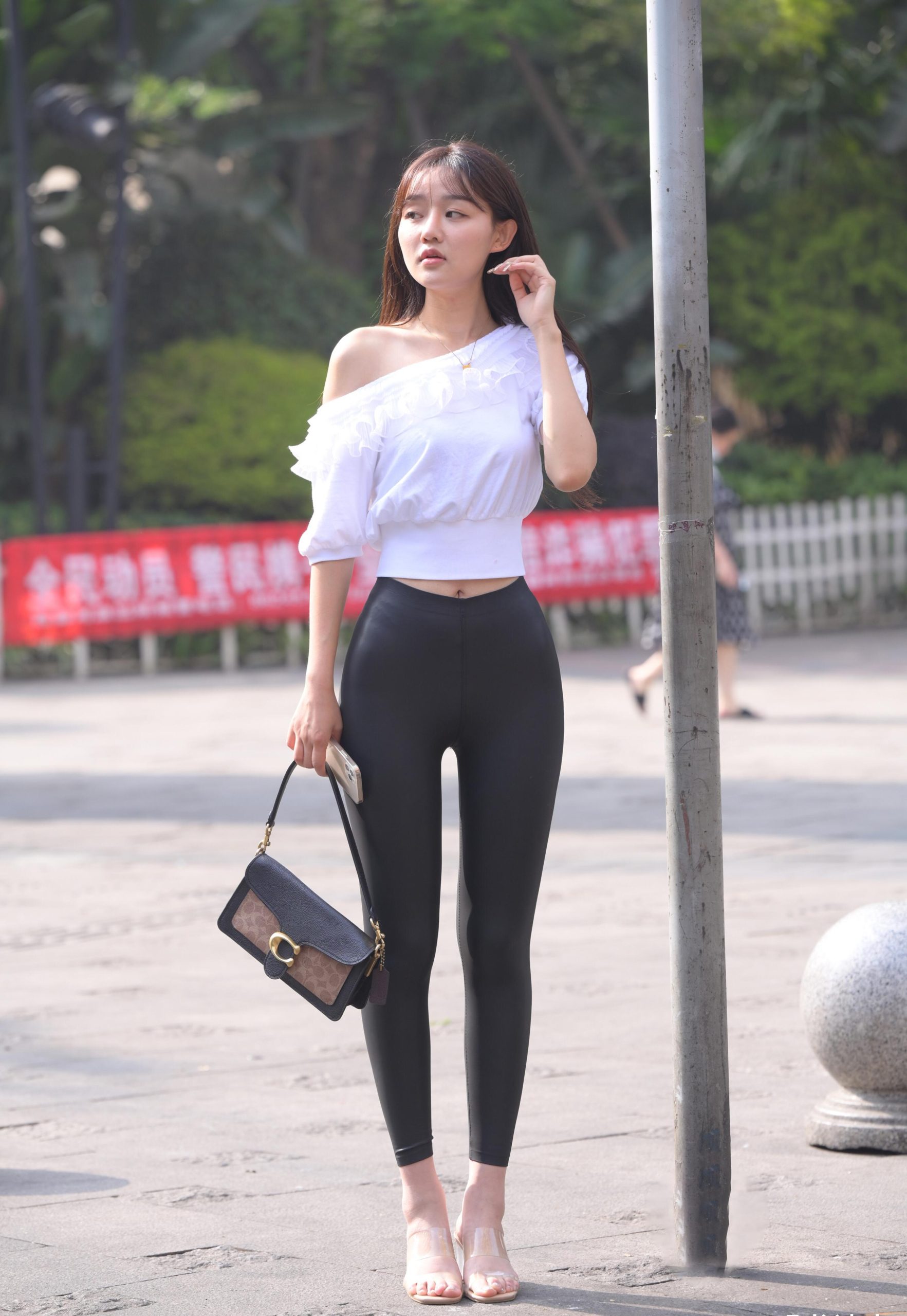 笑容非常甜美且治愈的皮裤女孩 J1945 751P1V-22.1GB插图4