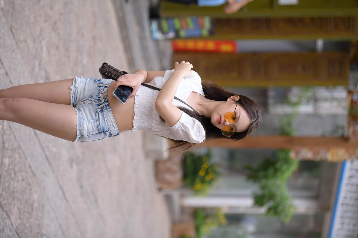 戴太阳镜的牛仔短裤紧身牛仔MM【167P】00021插图1