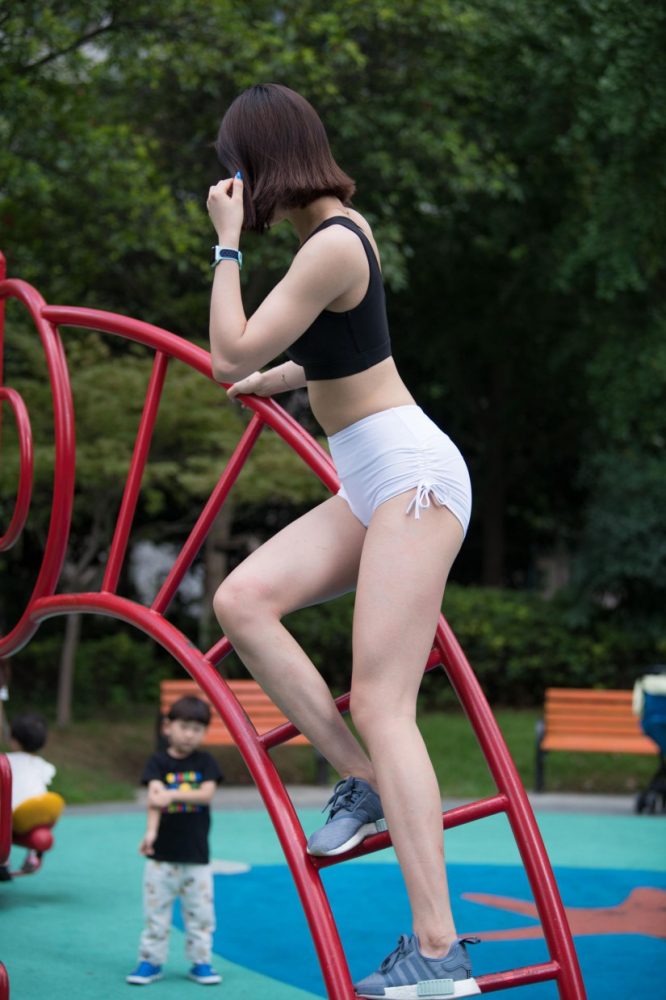 在户外玩耍的白色短裤漂亮姑娘【239P】00061-雅酷图