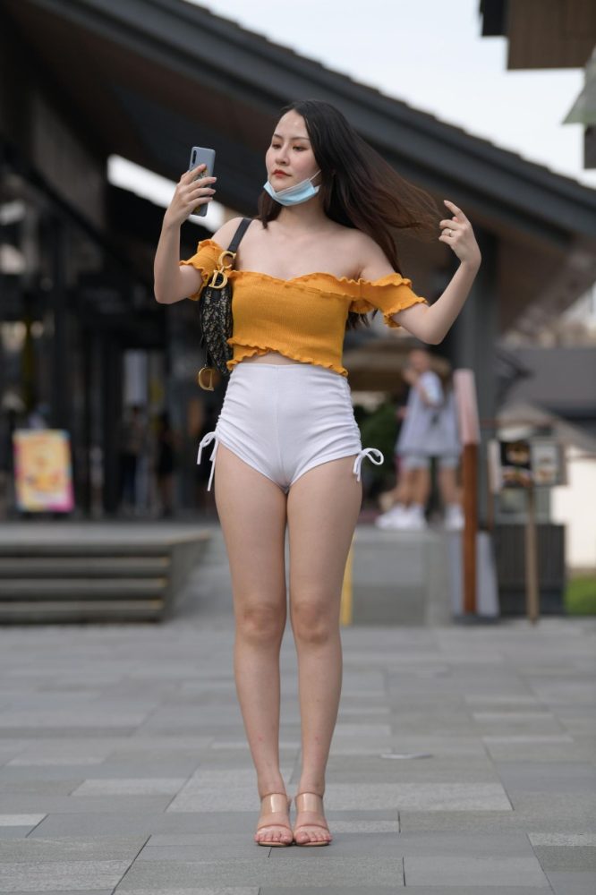 高腰白色短裤的漂亮女孩【767P】00065-雅酷图