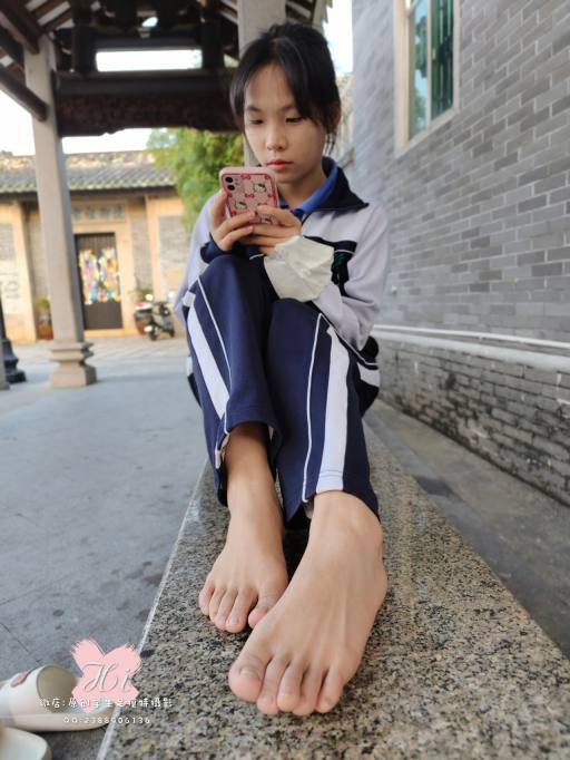 【免费】专心致志玩手机的女孩【42P】20028-雅酷图