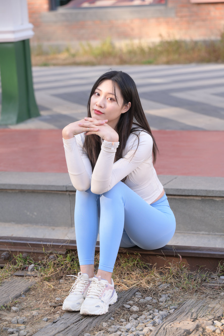 在路边休息的瑜伽裤女孩 J3435 558P-10.8GB插图1