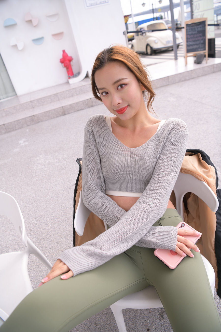 非常可爱的瑜伽裤女孩坐在凳子上 J1520 998P1V-26.5GB插图1