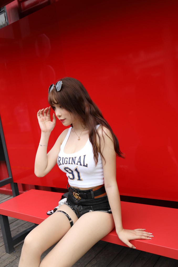 在户外玩单反相机的牛仔热裤女孩【450MB】00032插图4