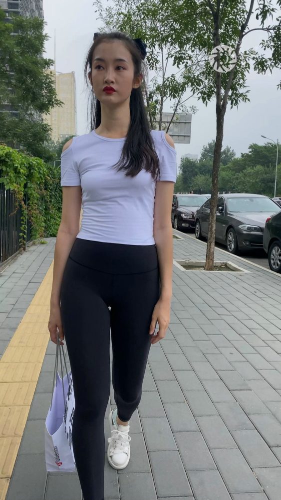 黑色瑜伽裤逛街的女孩J4000 MP4-7.76GB-雅酷图