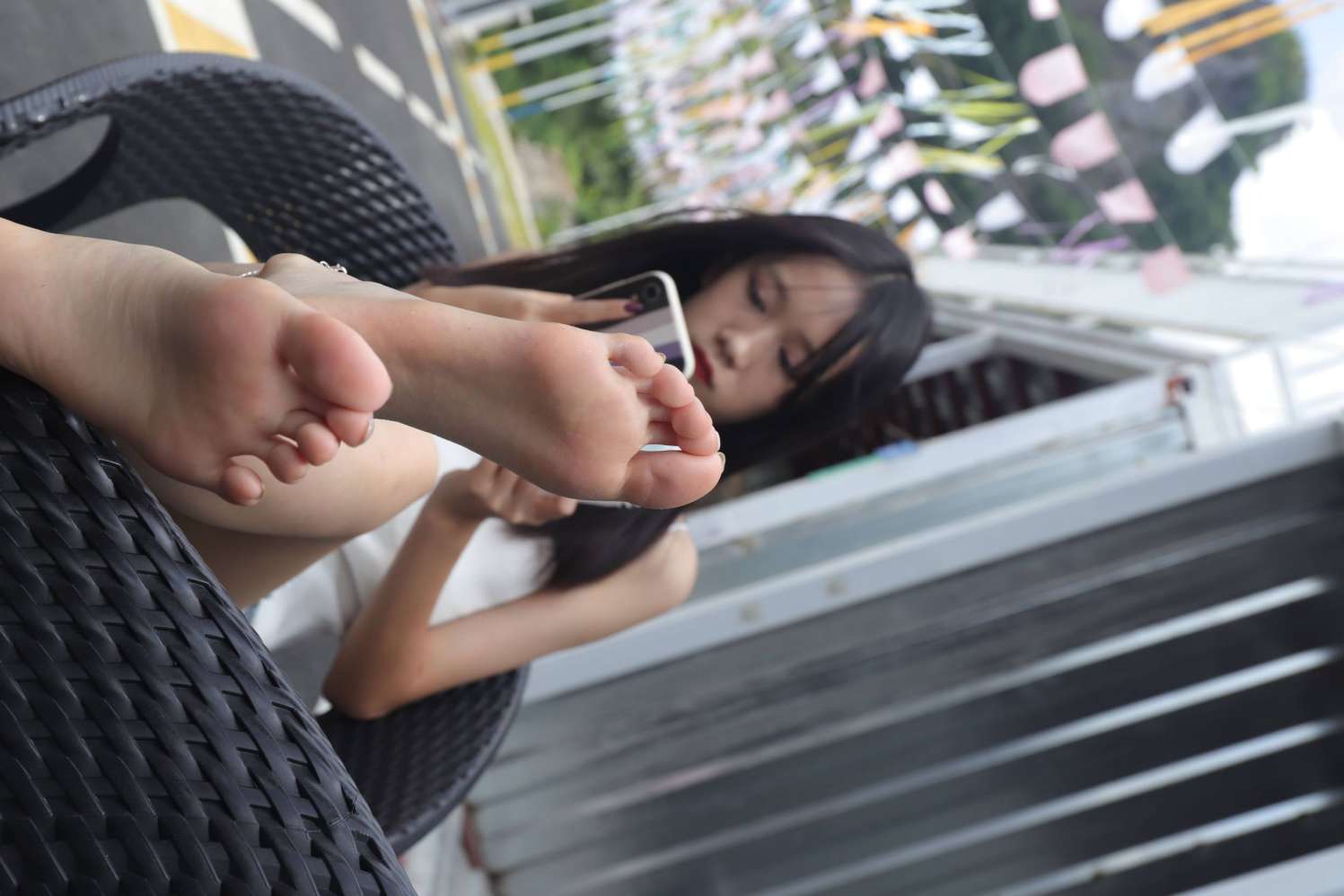 坐在草地上的长发女孩【172P】20012插图1