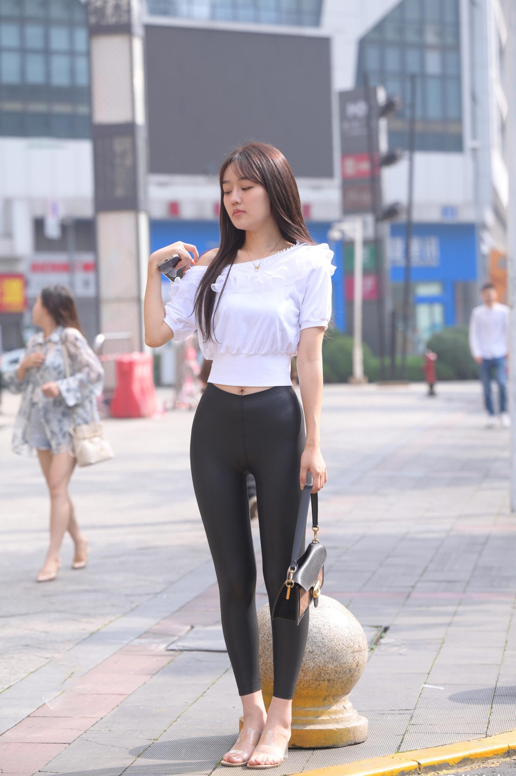 笑容非常甜美且治愈的皮裤女孩 J1945 751P1V-22.1GB插图3