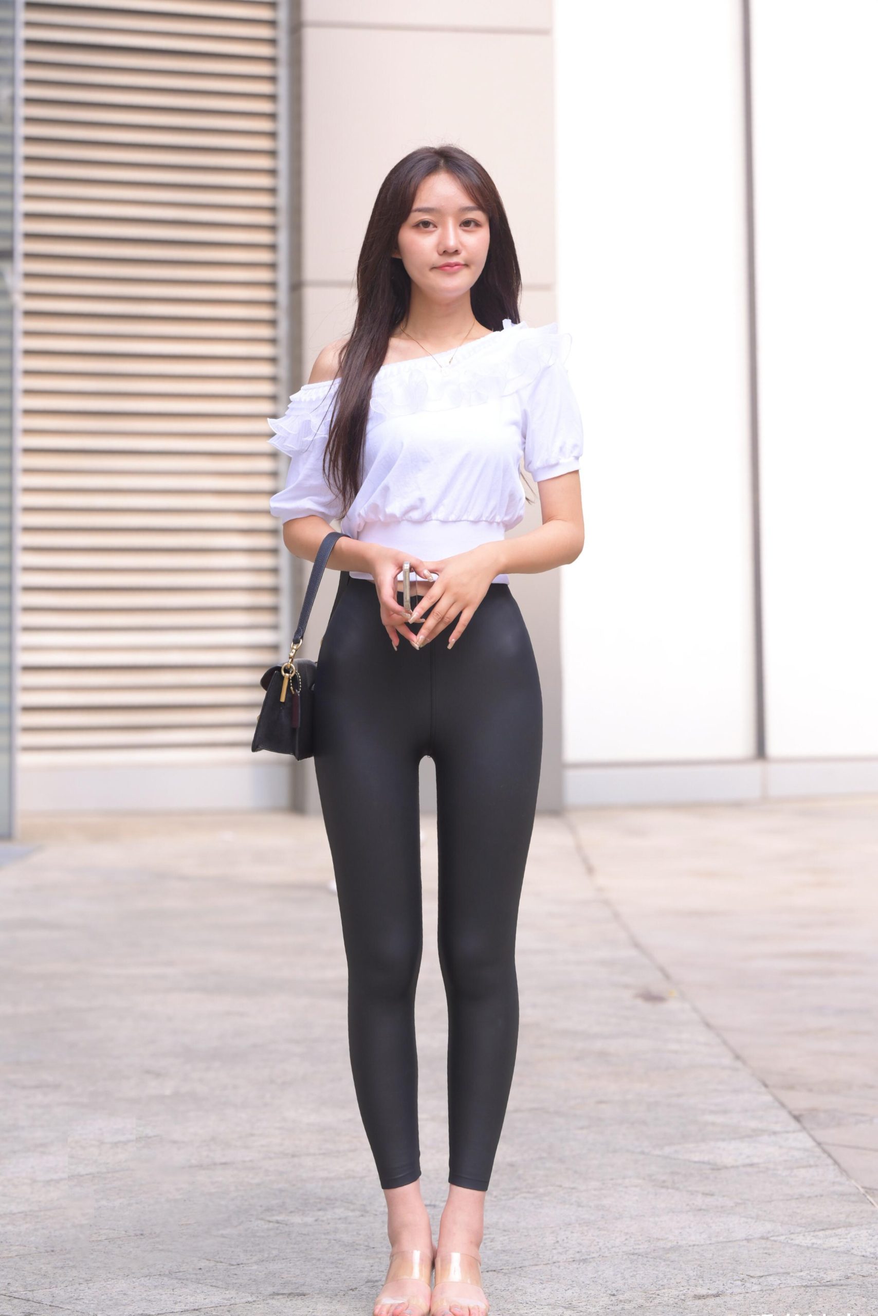 笑容非常甜美且治愈的皮裤女孩 J1945 751P1V-22.1GB插图1