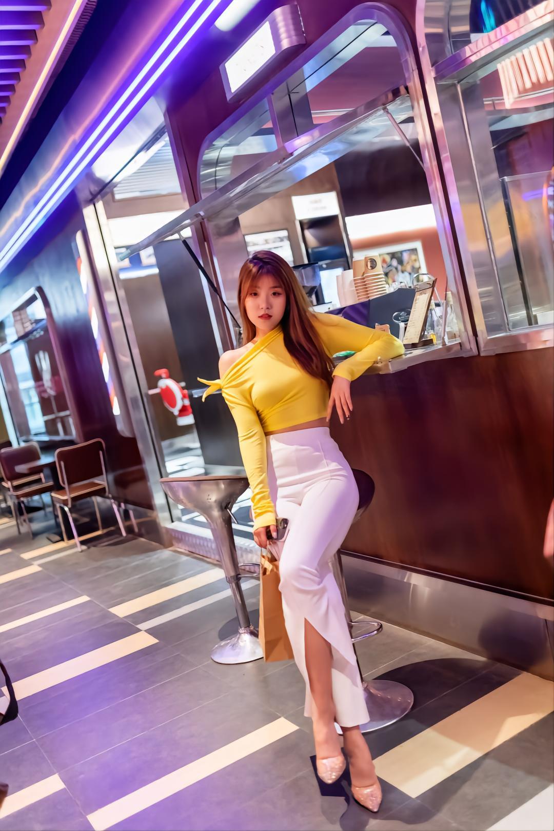 白色紧身牛仔喇叭裤女孩 J1568 428P2V-19.6GB插图1