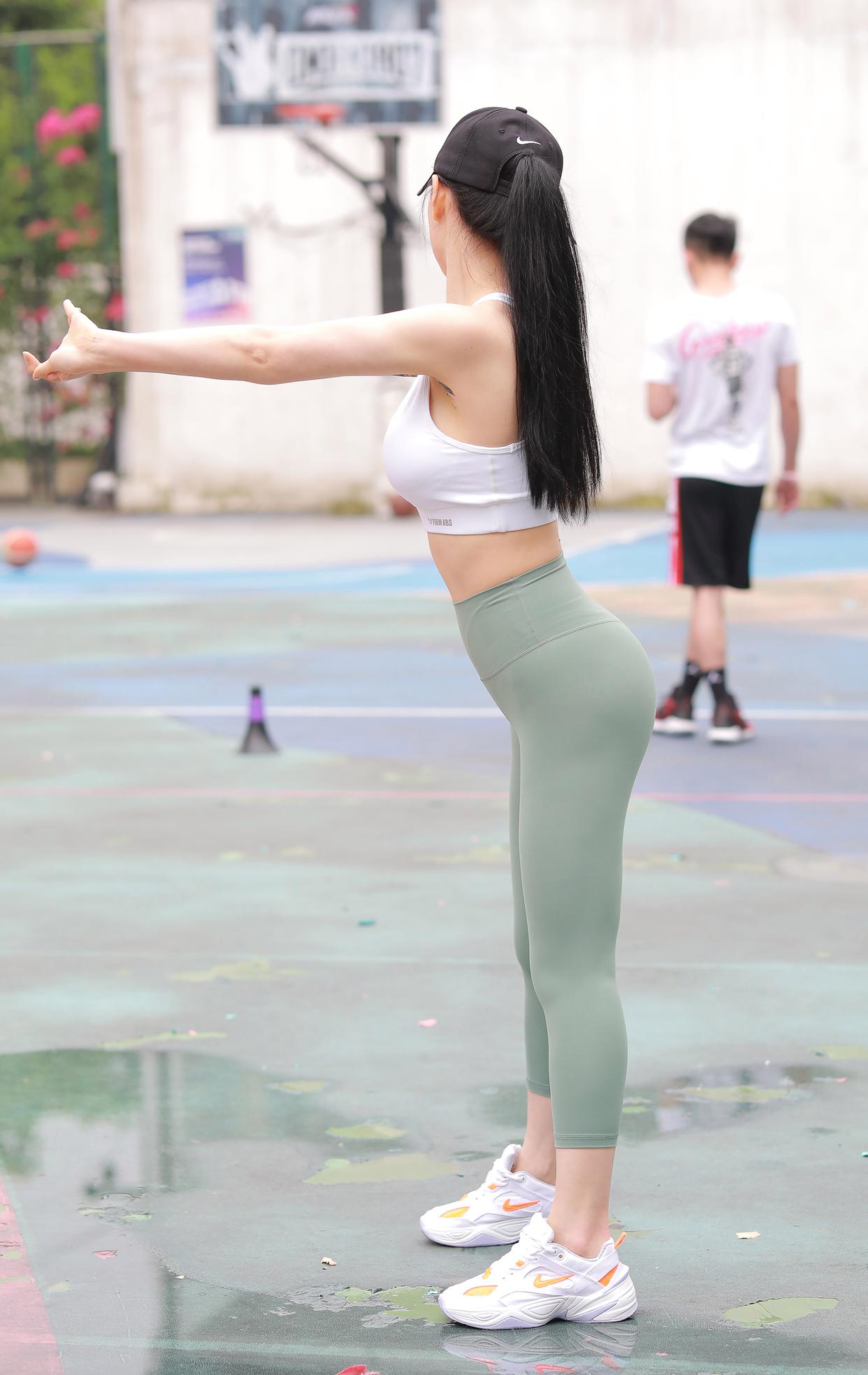 打扮很休闲的瑜伽裤女孩 J1600 415P3V-10.4GB插图