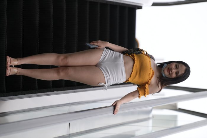 高腰白色短裤的漂亮女孩【767P】00065-雅酷图