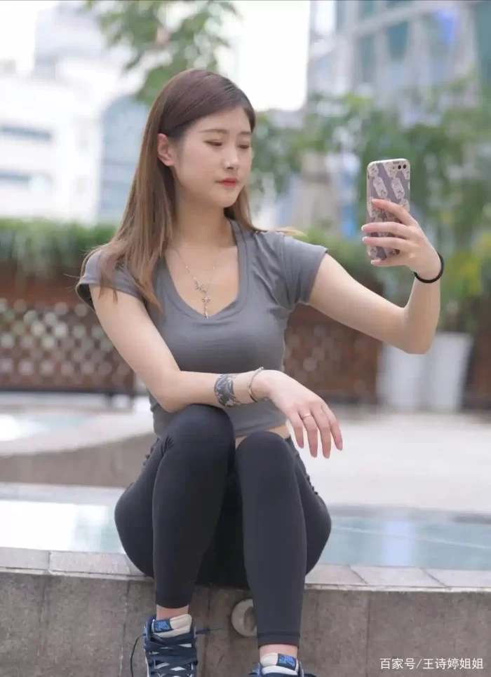 有小虎牙非常甜美的瑜伽裤女孩插图1