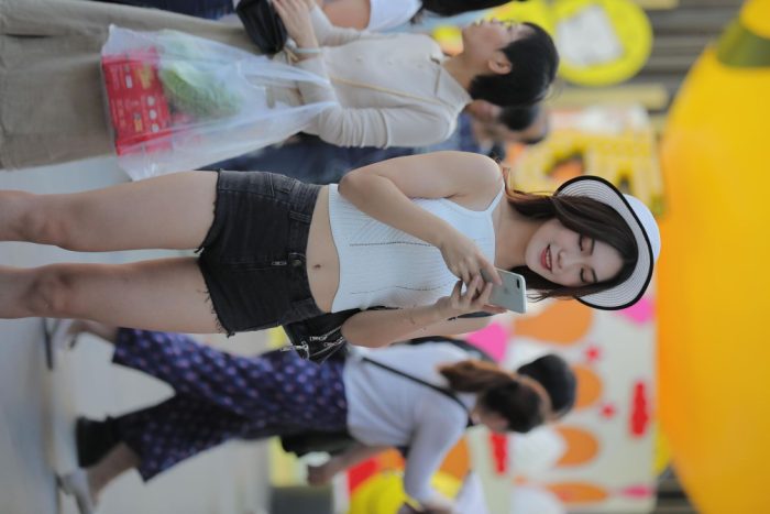 非常时尚阳光的牛仔热裤女孩【808P】00064-雅酷图