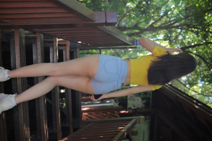 在户外散心的紧身牛仔短裤女孩【536P】00048-雅酷图