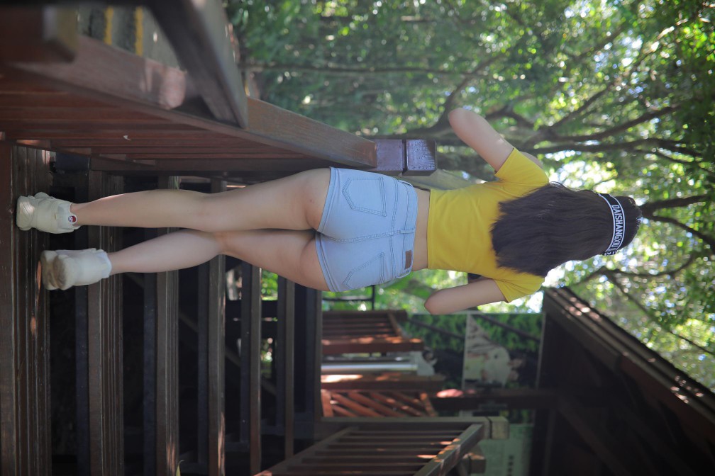 在户外散心的紧身牛仔短裤女孩【536P】00048插图4