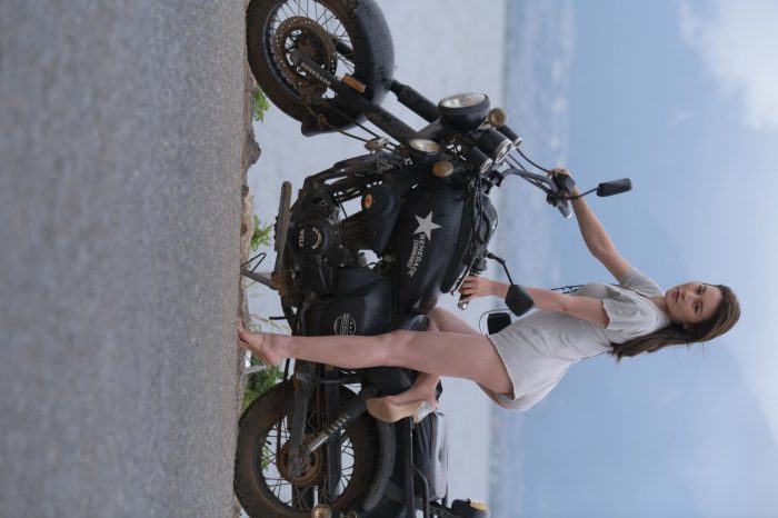 阴雨天在海边骑车的长发女人【156P】00044-雅酷图