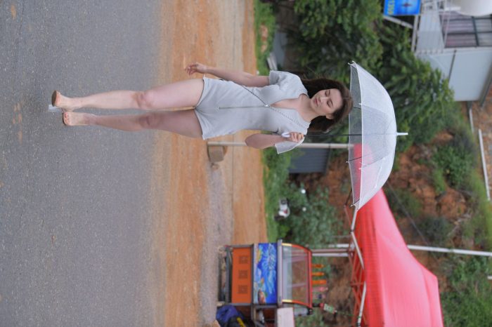 阴雨天在海边骑车的长发女人【156P】00044-雅酷图