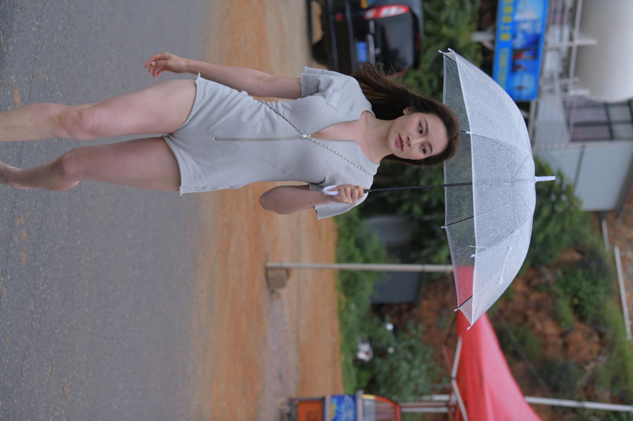 阴雨天在海边骑车的长发女人【156P】00044插图4