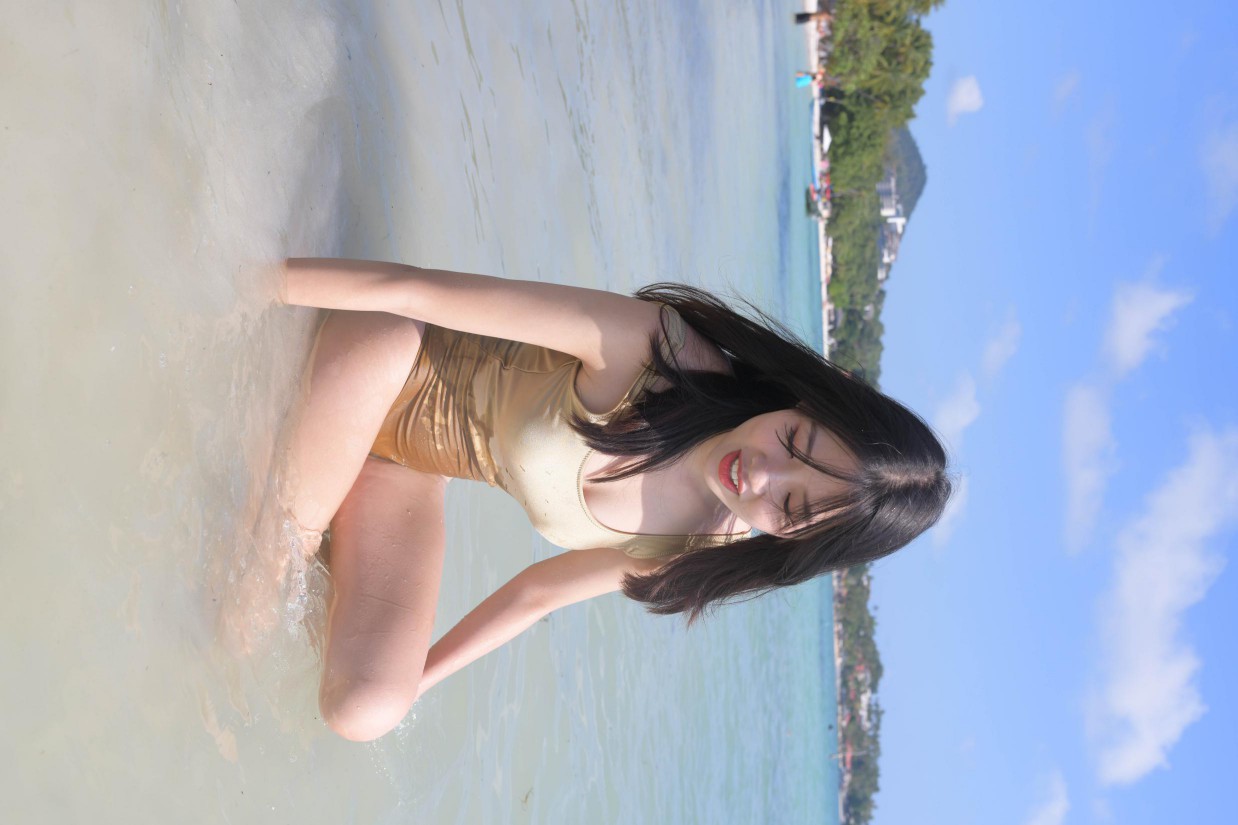 戴太阳帽在海边晒太阳的比基尼女孩【377P】00014插图4