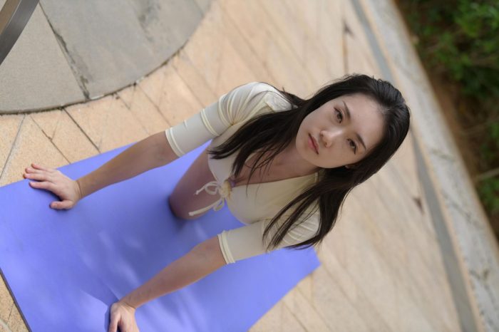 游泳池旁边的比基尼女生【327P】00042-雅酷图