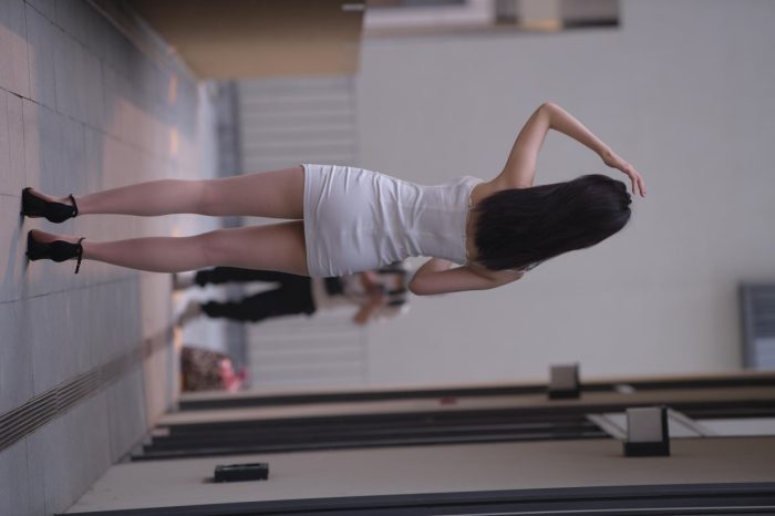 长发女孩紧身短裙特别显身材【245P】00040-雅酷图