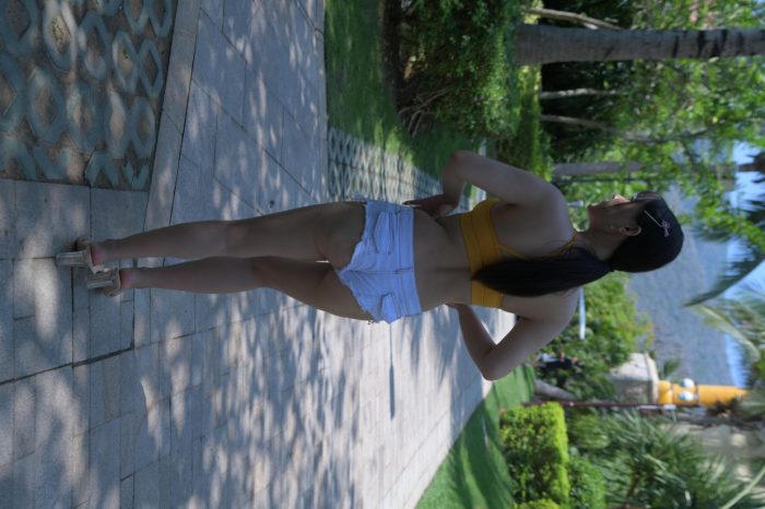 在海南度假的紧身白色短裤女孩【202P】00033-雅酷图