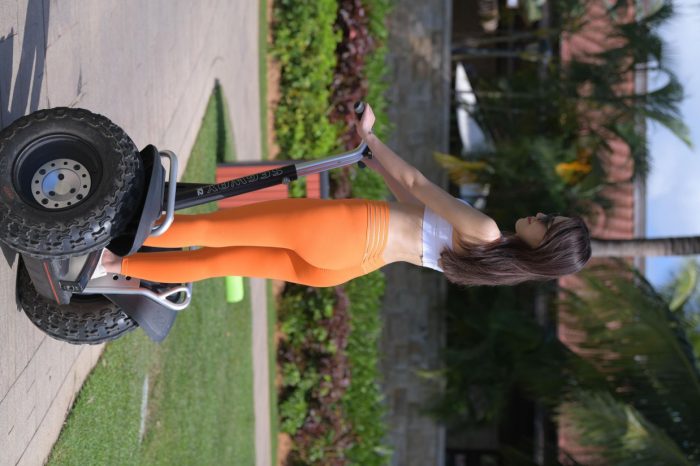 骑着平衡车的橘黄色瑜伽裤妹妹【620P】00054-雅酷图