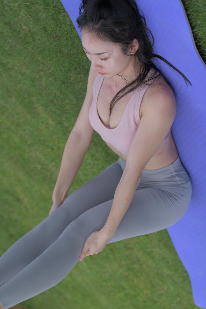 在户外草地上练瑜伽的高马尾女生【235P】00056插图2