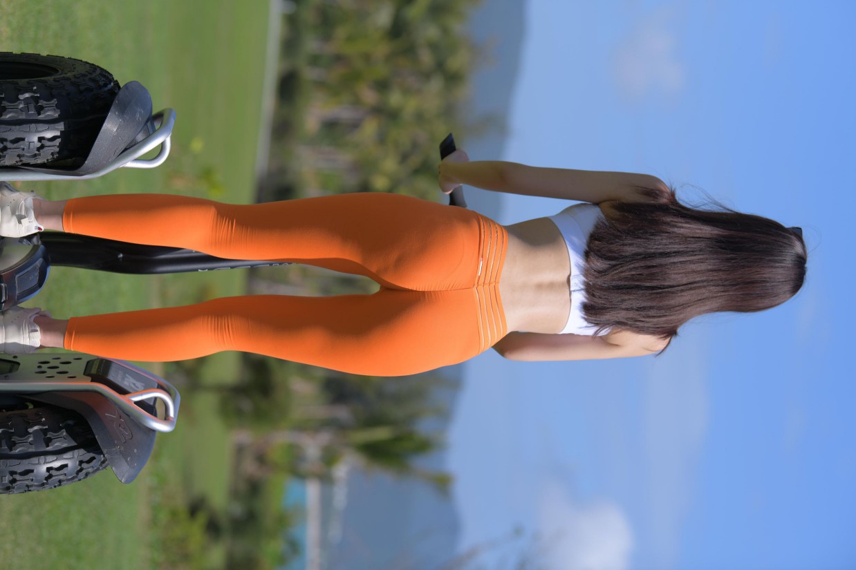 骑着平衡车的橘黄色瑜伽裤妹妹【620P】00054插图3