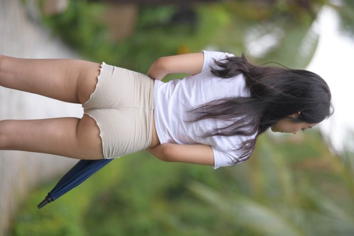 在郊外的长发热裤姑娘【388P】00022-雅酷图