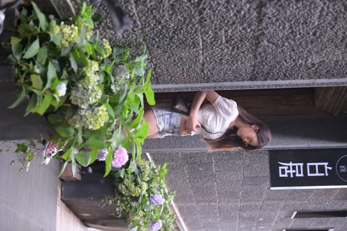 戴太阳镜的牛仔短裤紧身牛仔MM【167P】00021-雅酷图